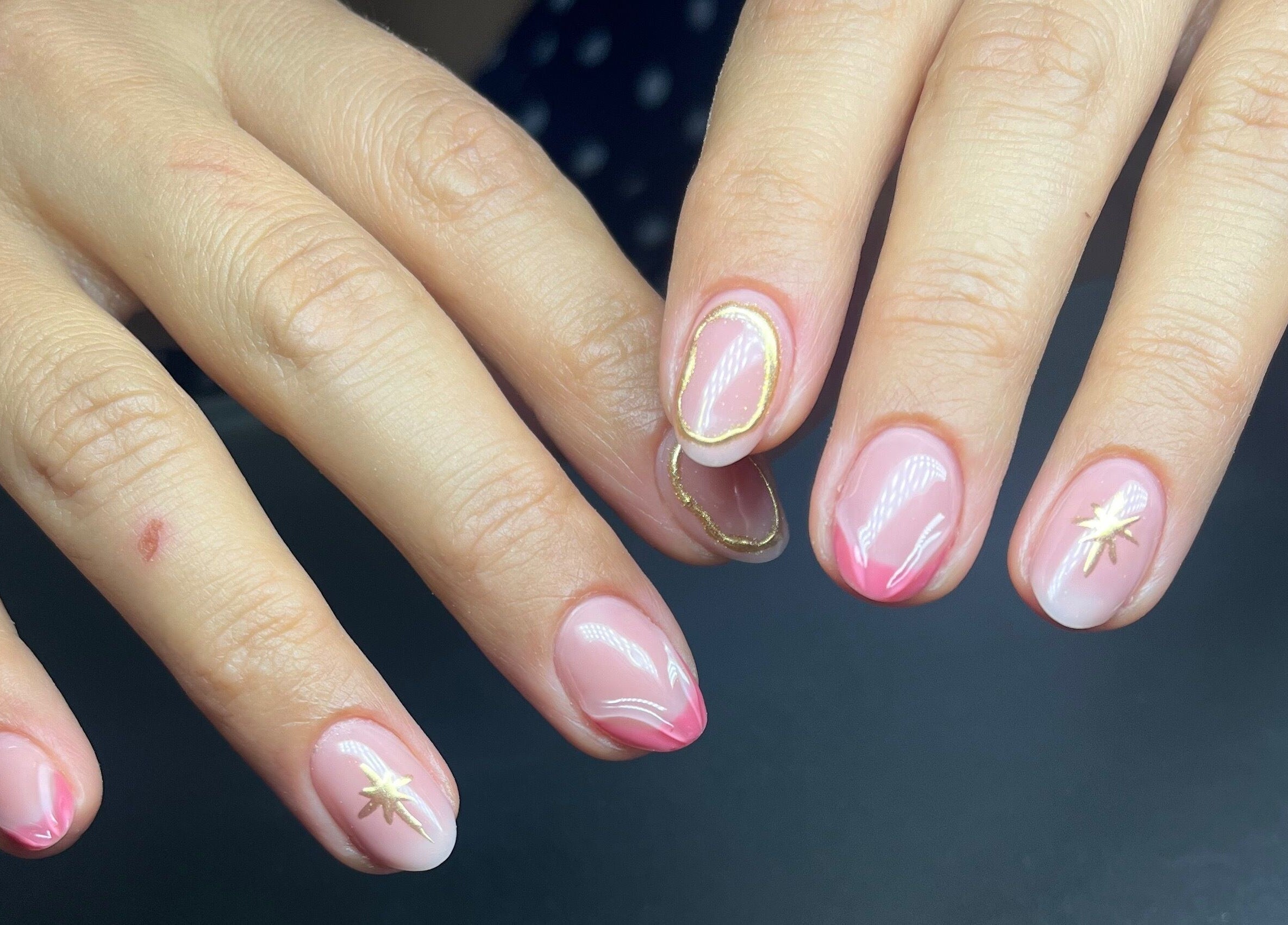 Uñas decoradas con elegancia en Cavi Nails, Chihuahua, Chihuahua, MX, resaltando el diseño moderno.