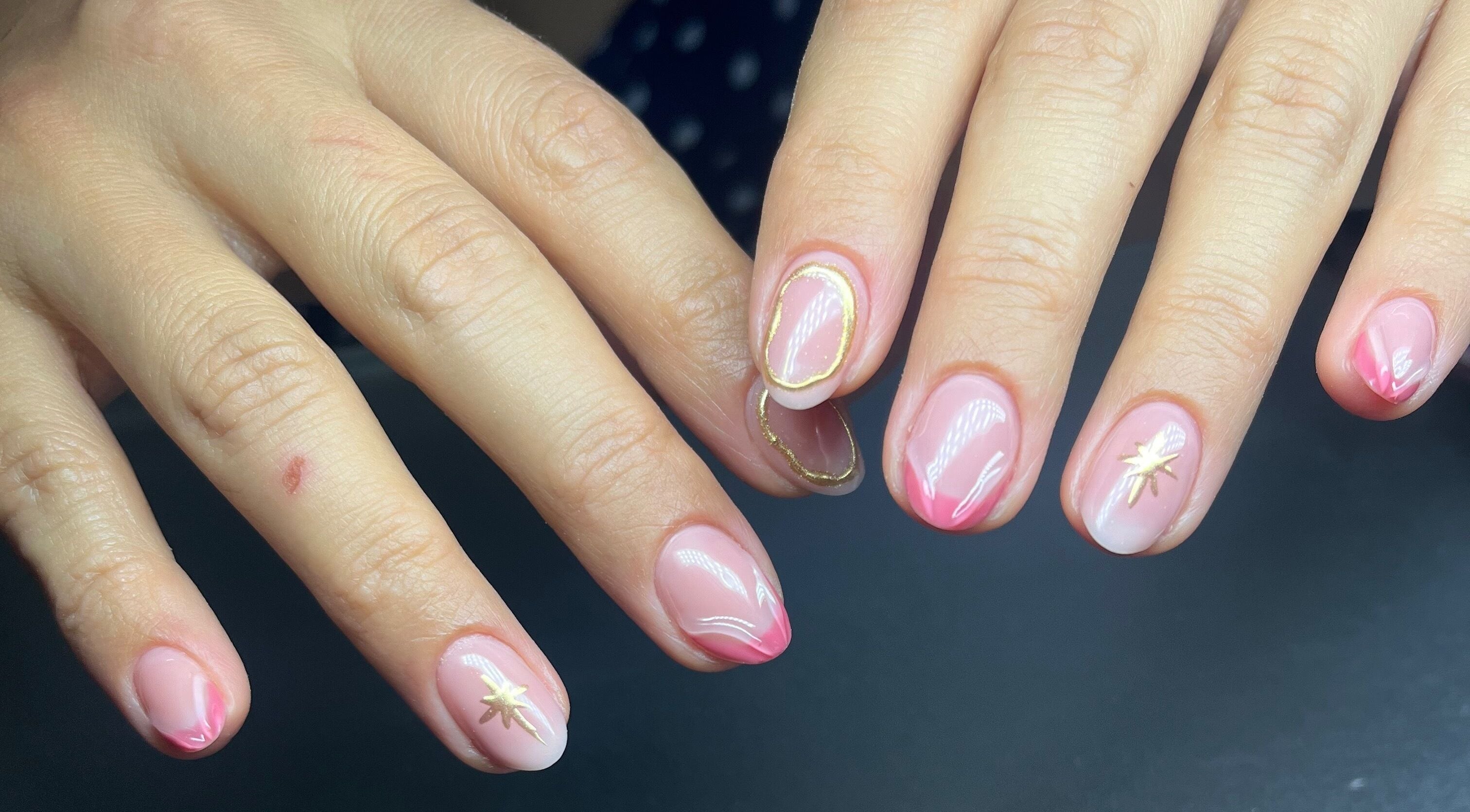 Uñas decoradas con elegancia en Cavi Nails, Chihuahua, Chihuahua, MX, resaltando el diseño moderno.