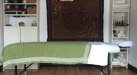 Salle de massage paisible à Amparo ૐ massage • voix • bioénergétiques | Villeray, Montréal, Québec, CA.