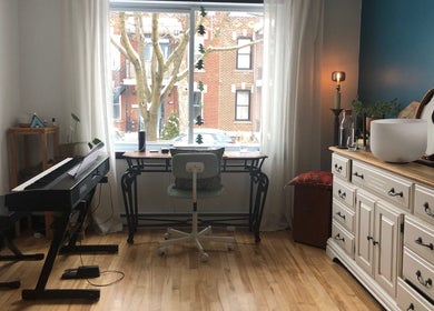 Espace apaisant avec piano et décor chaleureux à Amparo ૐ massage • voix • bioénergétiques | Villeray, Montréal, Québec, CA.