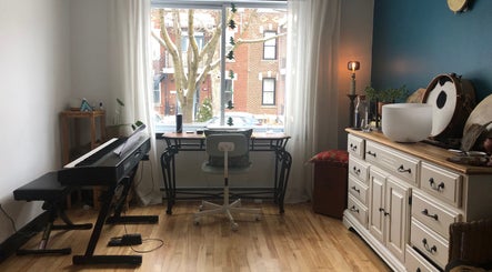 Espace apaisant avec piano et décor chaleureux à Amparo ૐ massage • voix • bioénergétiques | Villeray, Montréal, Québec, CA.