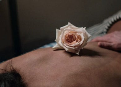 Massage avec rose à Amparo ૐ massage • voix • bioénergétiques | Villeray, Montréal, Québec, CA.