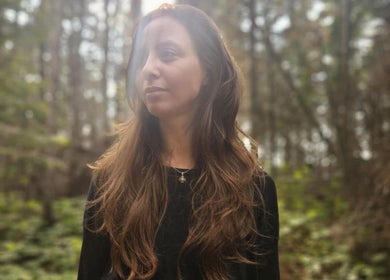 Portrait en nature à Amparo ૐ Voice & Massage & Bioenergetics, Montréal, Québec, CA. Moment de paix.