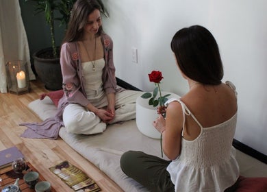 Séance spirituelle à Amparo ૐ Voice & Massage & Bioenergetics, Montréal, Québec, CA avec une rose.