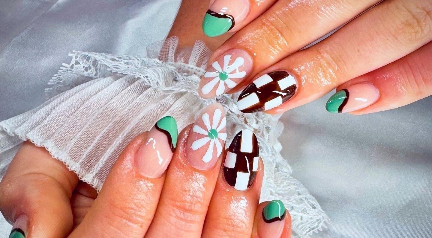 Intricate daisy nail design at Dream Nails by K, Oskaloosa, Iowa, US, showcasing beauty and creativity.