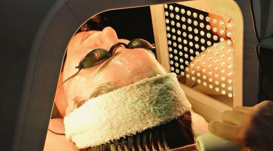 Tratamiento facial LED en Nüaskin, Copiapó, Atacama, CL para rejuvenecer la piel.