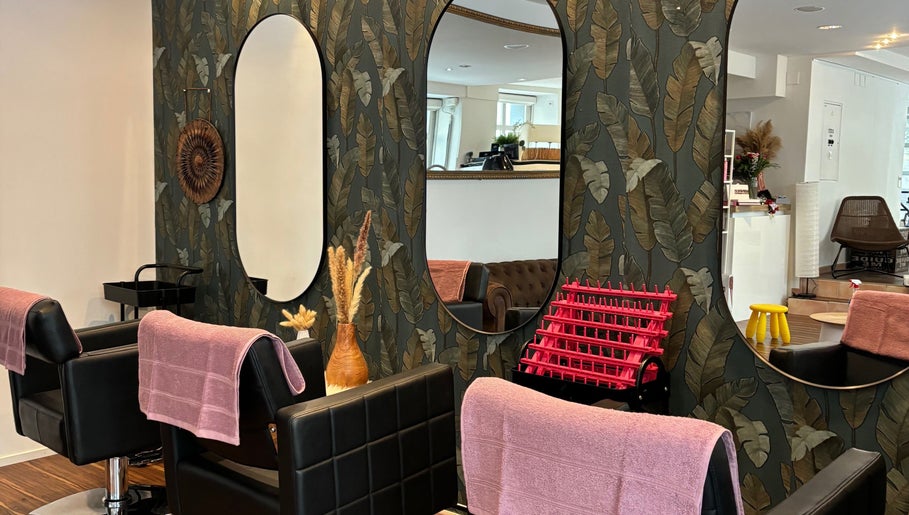 Innenansicht von Rosibel Hair Artist BEAUTY in Luzern, Kanton Luzern, CH. Stylische Einrichtung mit Spiegeln.