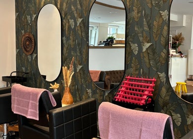 Innenansicht von Rosibel Hair Artist BEAUTY in Luzern, Kanton Luzern, CH. Stylische Einrichtung mit Spiegeln.
