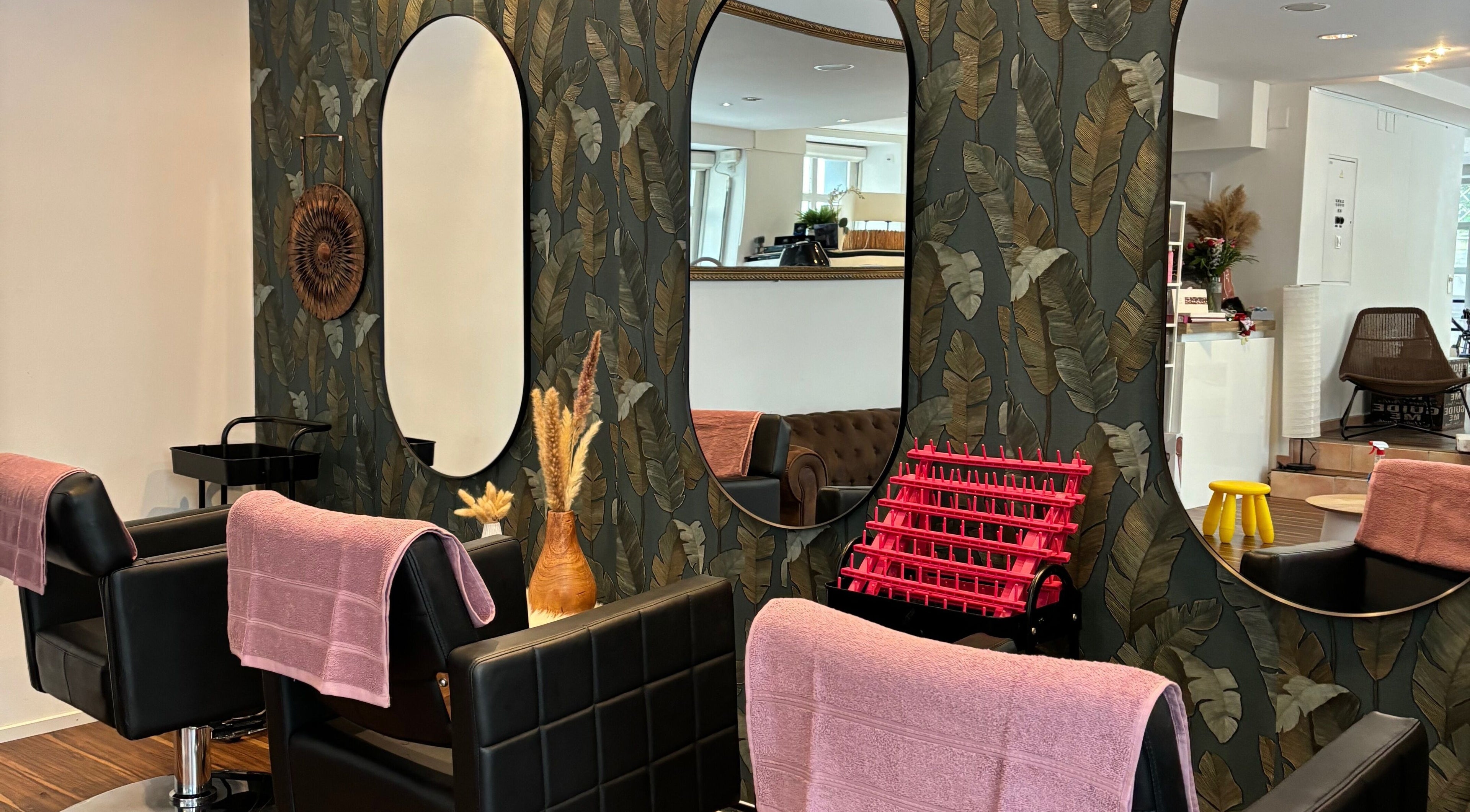 Innenansicht von Rosibel Hair Artist BEAUTY in Luzern, Kanton Luzern, CH. Stylische Einrichtung mit Spiegeln.