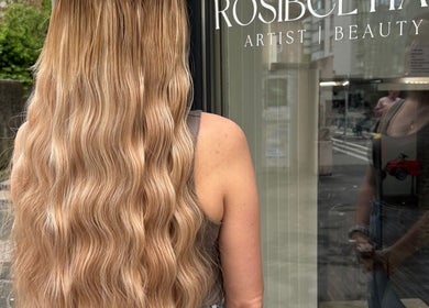 Lange blonde Wellenfrisur vor Rosibel Hair Artist BEAUTY, Luzern, Kanton Luzern, CH.