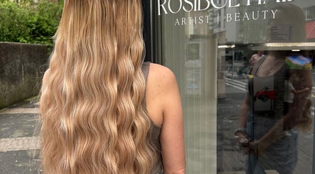 Lange blonde Wellenfrisur vor Rosibel Hair Artist BEAUTY, Luzern, Kanton Luzern, CH.