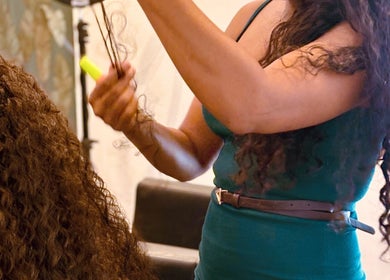 Stylist bei Rosibel Hair Artist BEAUTY in Luzern, Kanton Luzern, CH, bei der Haarpflege.