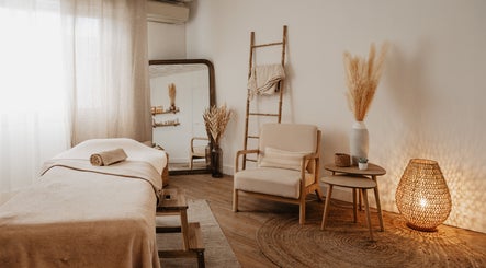 Salle de soins apaisante à Les mains d’Estelle, Castries, Occitanie, FR, avec décoration naturelle.