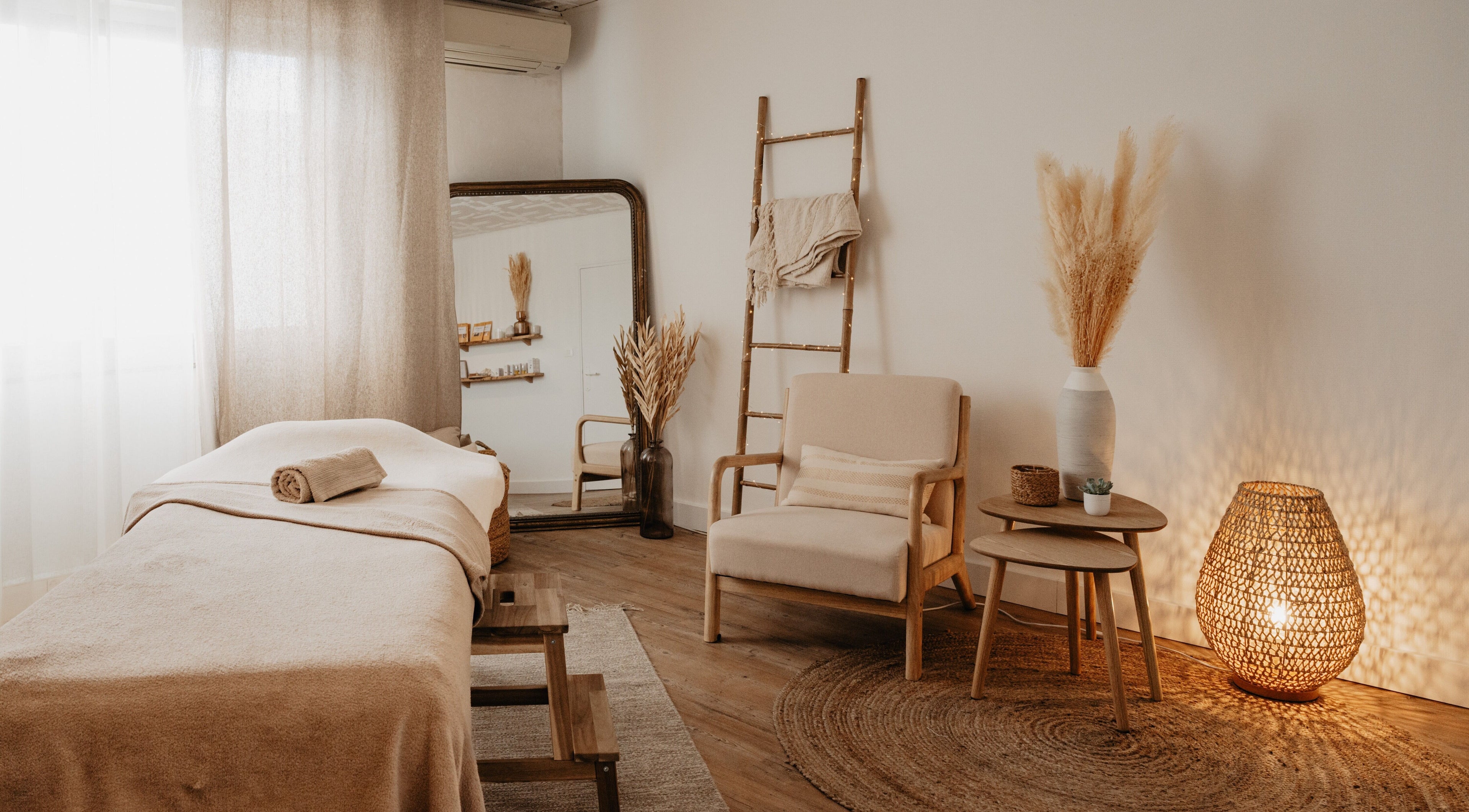Salle de soins apaisante à Les mains d’Estelle, Castries, Occitanie, FR, avec décoration naturelle.