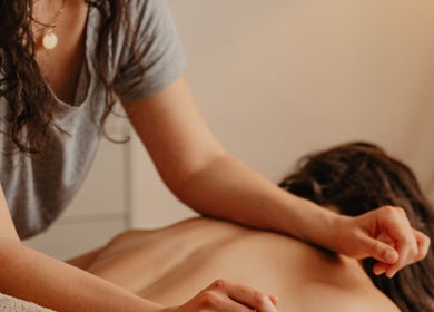 Massage apaisant à Les mains d’Estelle, Castries, Occitanie, FR. Ambiance de bien-être et détente.