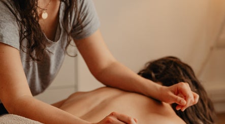 Massage apaisant à Les mains d’Estelle, Castries, Occitanie, FR. Ambiance de bien-être et détente.