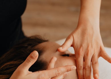Massage apaisant à Les mains d’Estelle, Castries, Occitanie, FR, offrant détente et bien-être.
