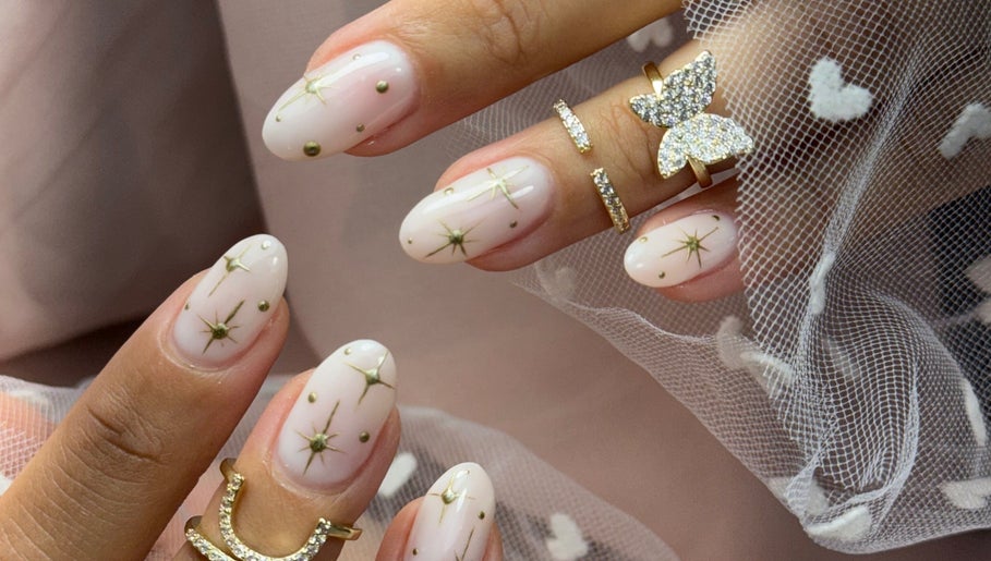 Manucure élégante étoilée à Wonder Beauty Inc, Longueuil, Québec, CA, avec bijoux scintillants.