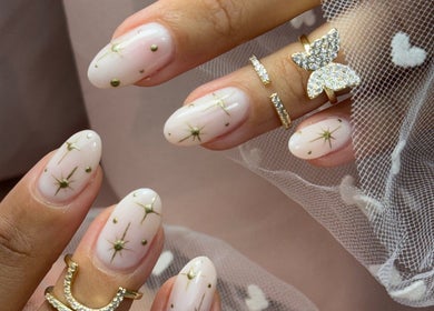 Manucure élégante étoilée à Wonder Beauty Inc, Longueuil, Québec, CA, avec bijoux scintillants.