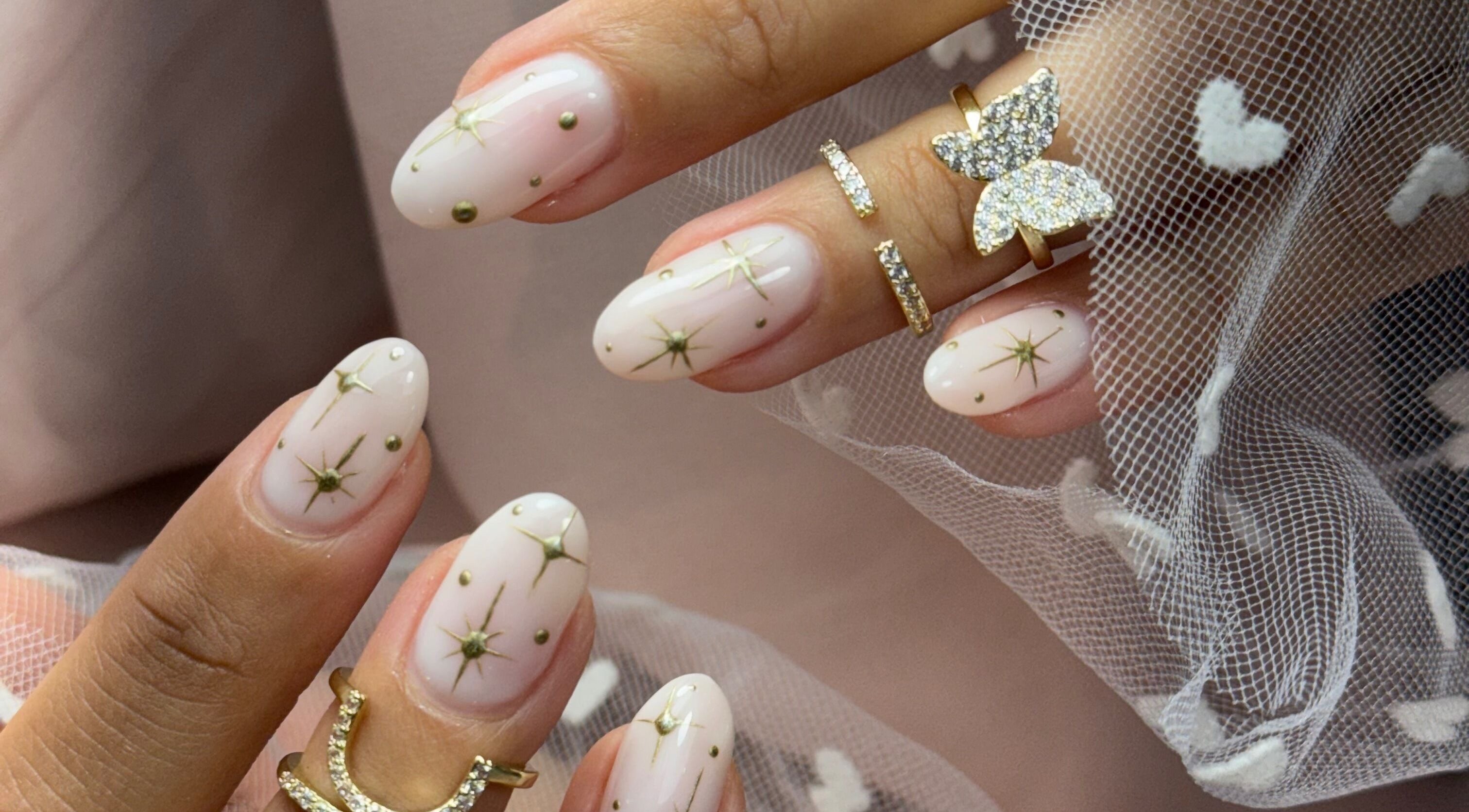 Manucure élégante étoilée à Wonder Beauty Inc, Longueuil, Québec, CA, avec bijoux scintillants.