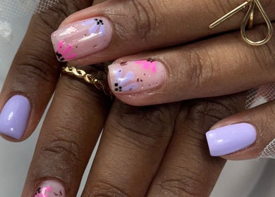 Art d'ongles pastel avec motifs floraux chez Wonder Beauty Inc, Longueuil, Québec, CA.