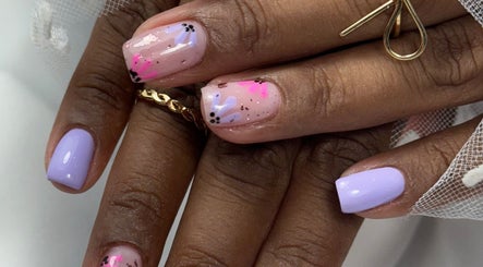 Art d'ongles pastel avec motifs floraux chez Wonder Beauty Inc, Longueuil, Québec, CA.