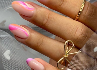 Manucure élégante chez Wonder Beauty Inc, Longueuil, Québec, CA, avec des ongles colorés et design moderne.