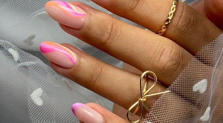 Manucure élégante chez Wonder Beauty Inc, Longueuil, Québec, CA, avec des ongles colorés et design moderne.