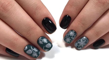 Elegant winter-themed nail art at Sandu Beauty and Wellness Midtown Miami, located in Miami, Florida, US.