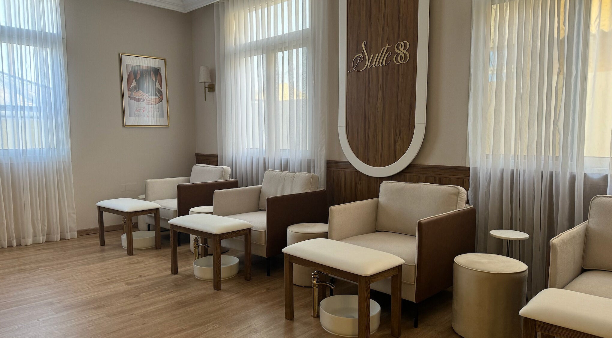 Elegant seating area at Suite 88 Beauty Lounge, Sharjah, Sharjah, AE with natural light and cozy chairs.