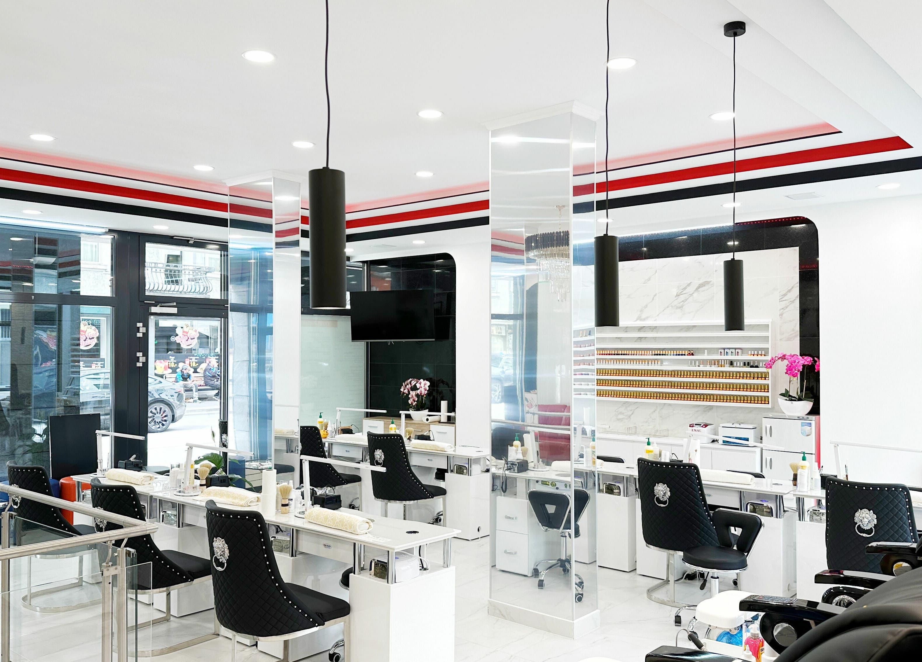 Modern interior of DUVI Nails in Zürich, Zürich, CH, showcasing elegantly designed manicure stations.