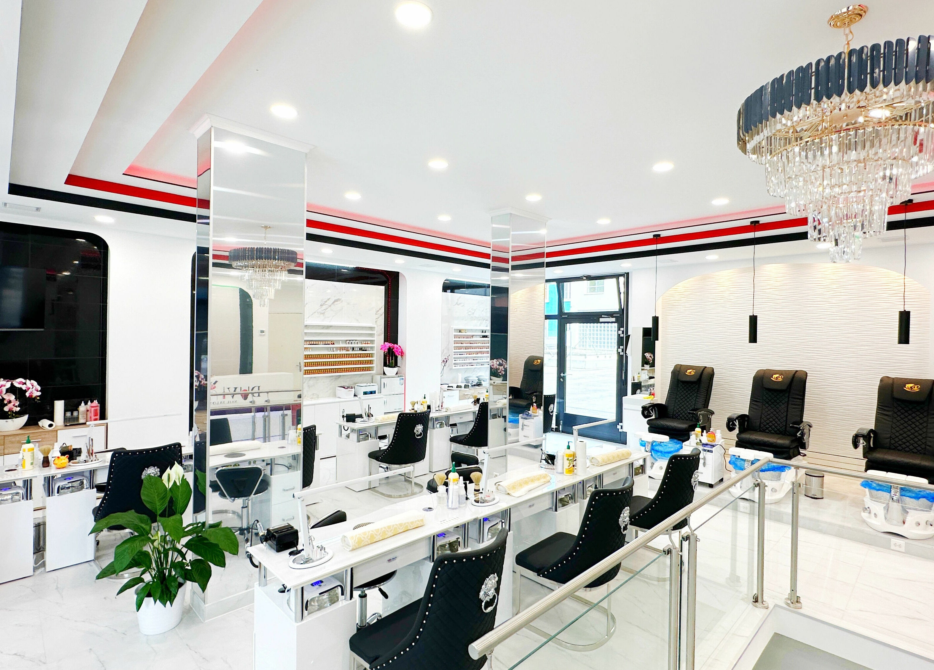 Stylish interior of DUVI Nails in Zürich, Zürich, CH with elegant chairs and modern lighting.