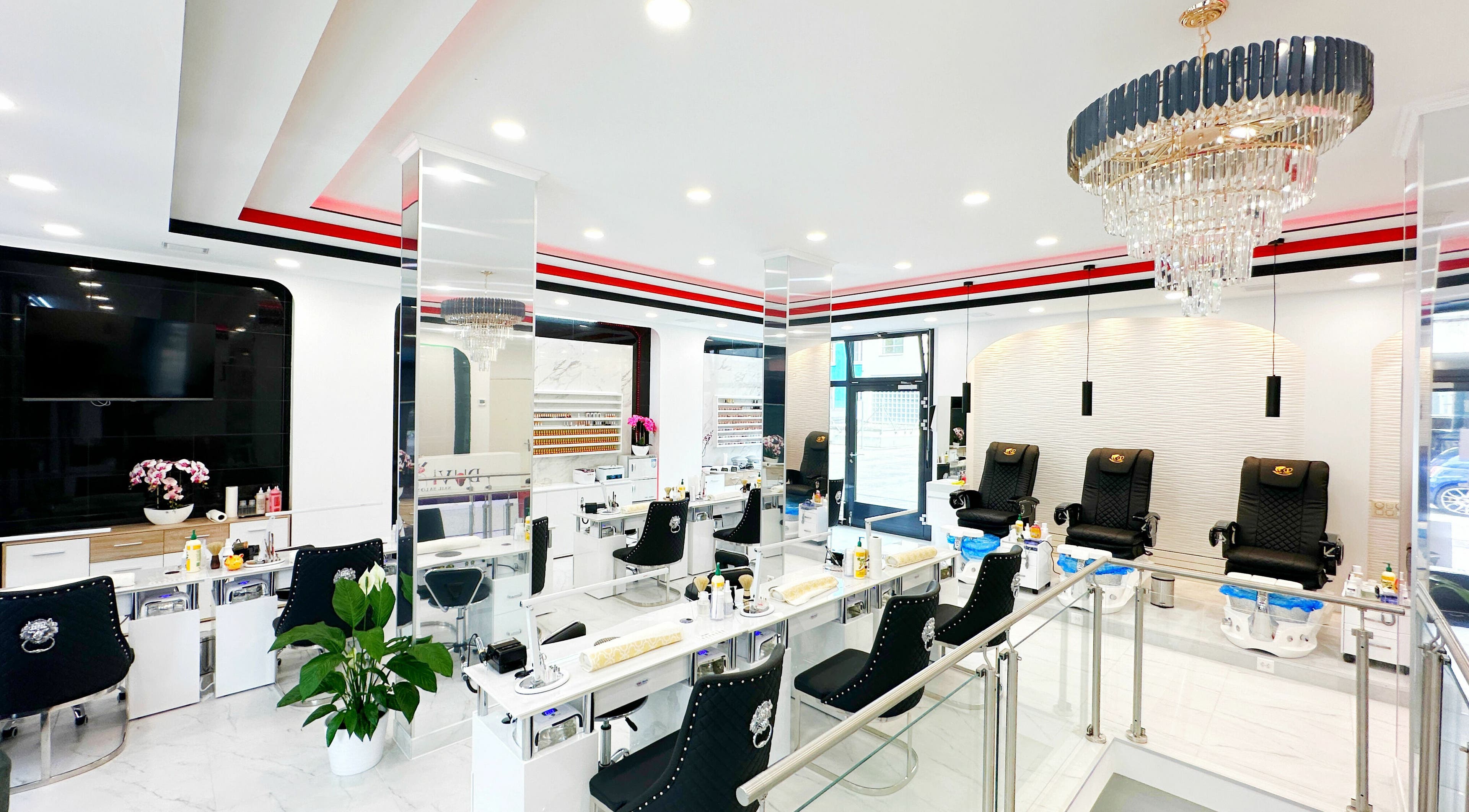 Stylish interior of DUVI Nails in Zürich, Zürich, CH with elegant chairs and modern lighting.
