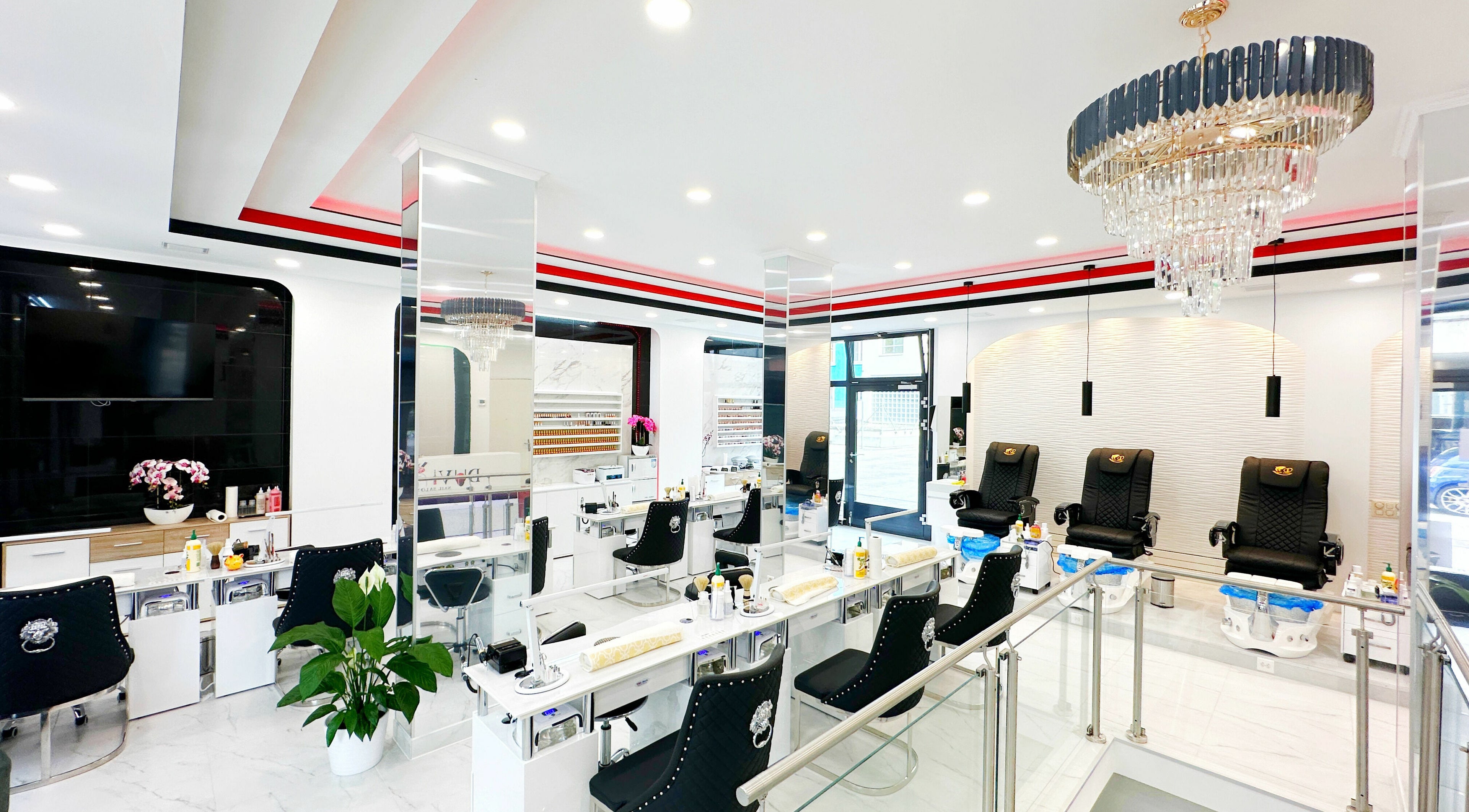 Stylish interior of DUVI Nails in Zürich, Zürich, CH with elegant chairs and modern lighting.