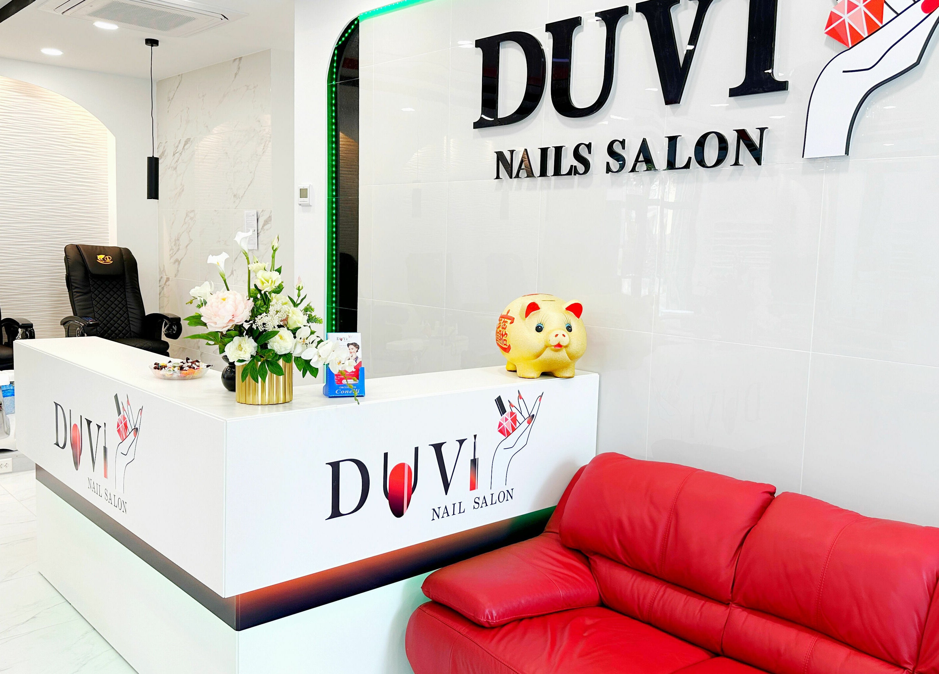 Reception area at DUVI Nails in Zürich, Zürich, CH, featuring a stylish red sofa and chic decor.