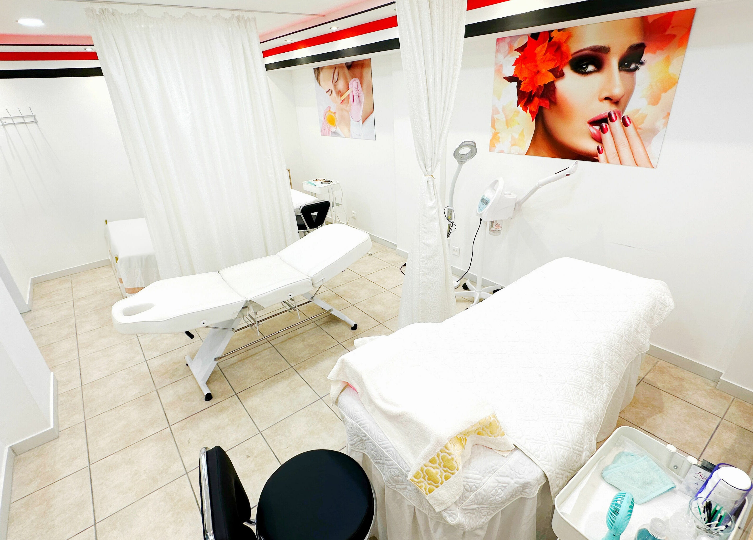 Relaxation room at DUVI Nails, Zürich, Zürich, CH with treatment beds and soothing decor.