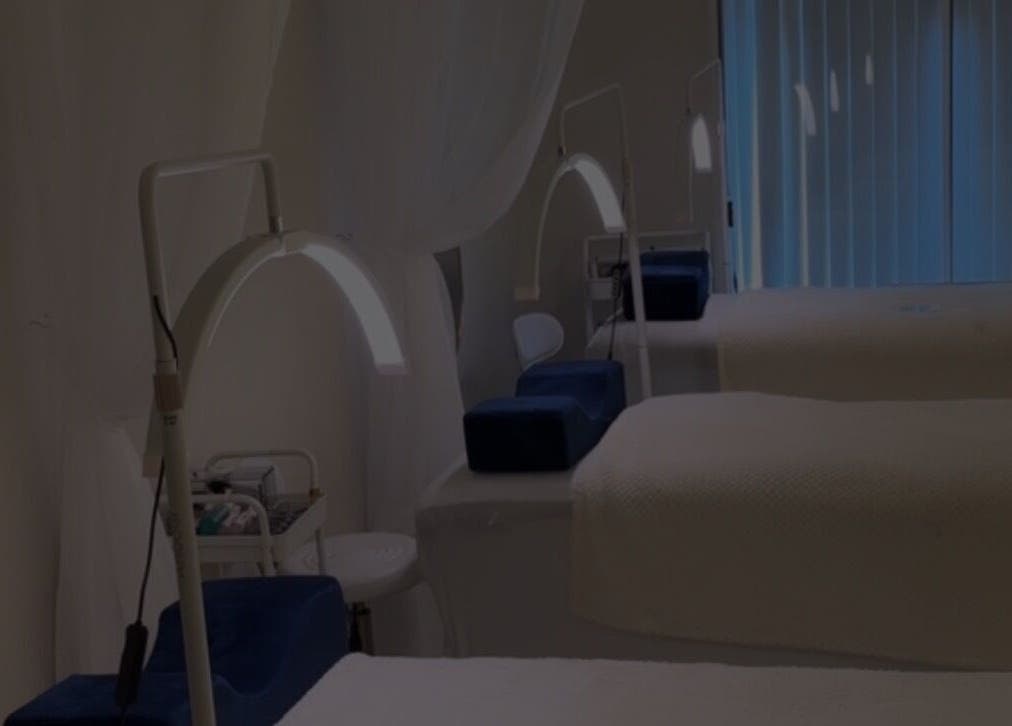 Bright, serene treatment room at Got2BeLashedx in Bradford, England, GB with modern equipment.