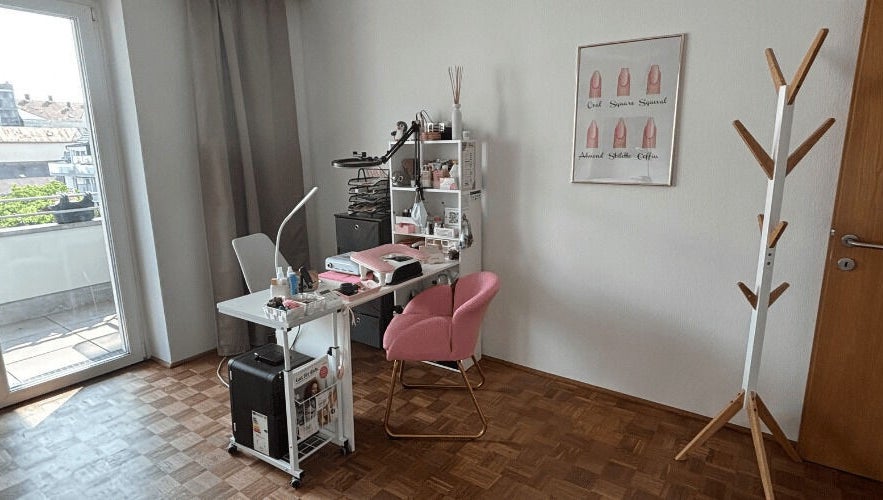 Cozy nail station with pink chair at LadyLuxe Salon, Linz, Oberösterreich, AT offers inviting beauty services.