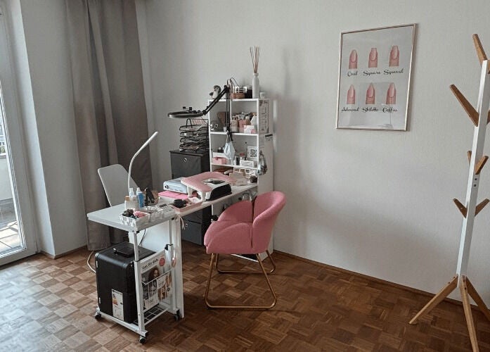 Cozy nail station with pink chair at LadyLuxe Salon, Linz, Oberösterreich, AT offers inviting beauty services.