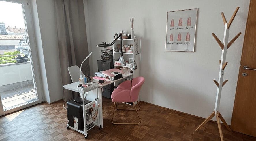 Cozy nail station with pink chair at LadyLuxe Salon, Linz, Oberösterreich, AT offers inviting beauty services.