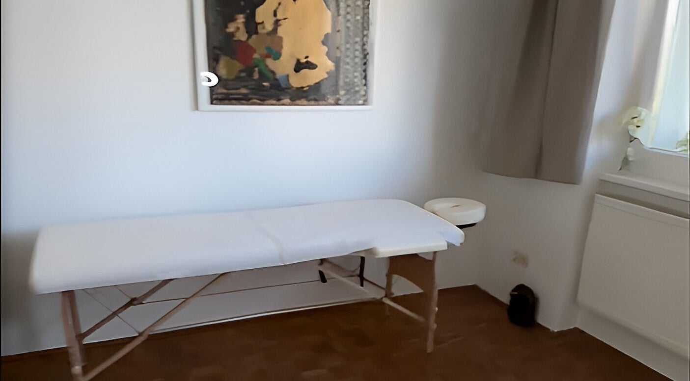 Massage table at LadyLuxe Salon in Linz, Oberösterreich, AT, showcasing minimalistic design.