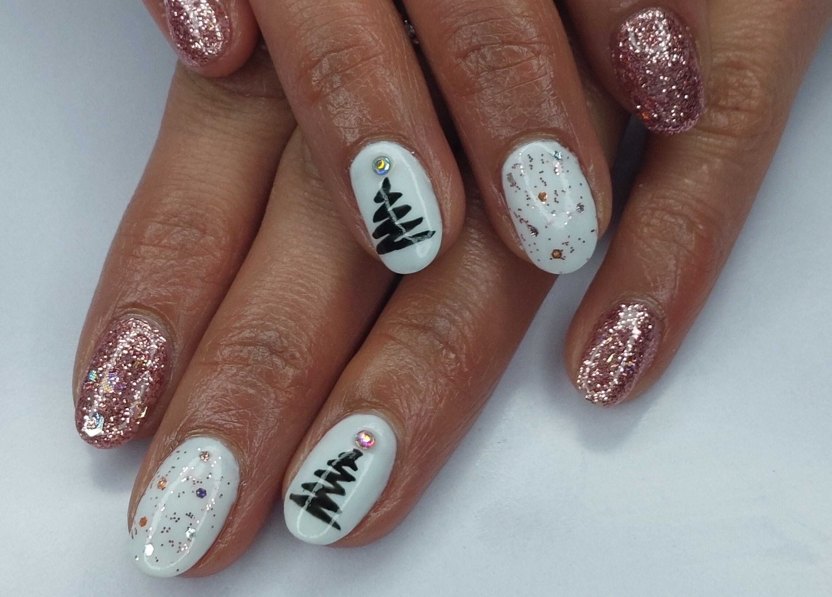 Elegant glitter and tree design nails at LadyLuxe Salon, Linz, Oberösterreich, AT, showcasing artistry.