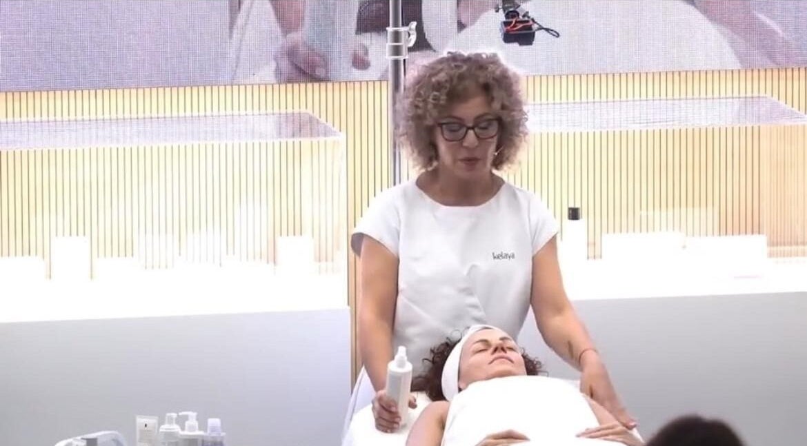 Terapista aplicando tratamiento facial en Comeditama, Los Dolores, Región De Murcia, ES.