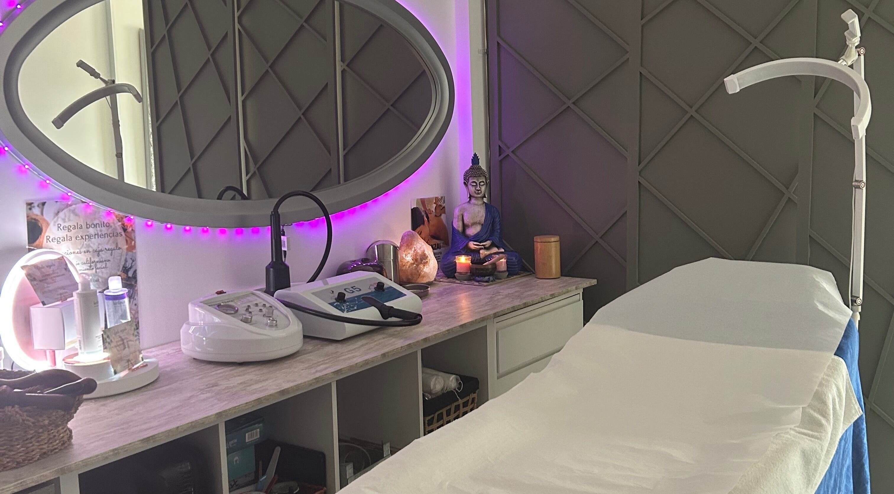 Sala de tratamiento en Comeditama, Fuente Alamo, Región De Murcia, ES, con iluminación relajante y decoración zen.