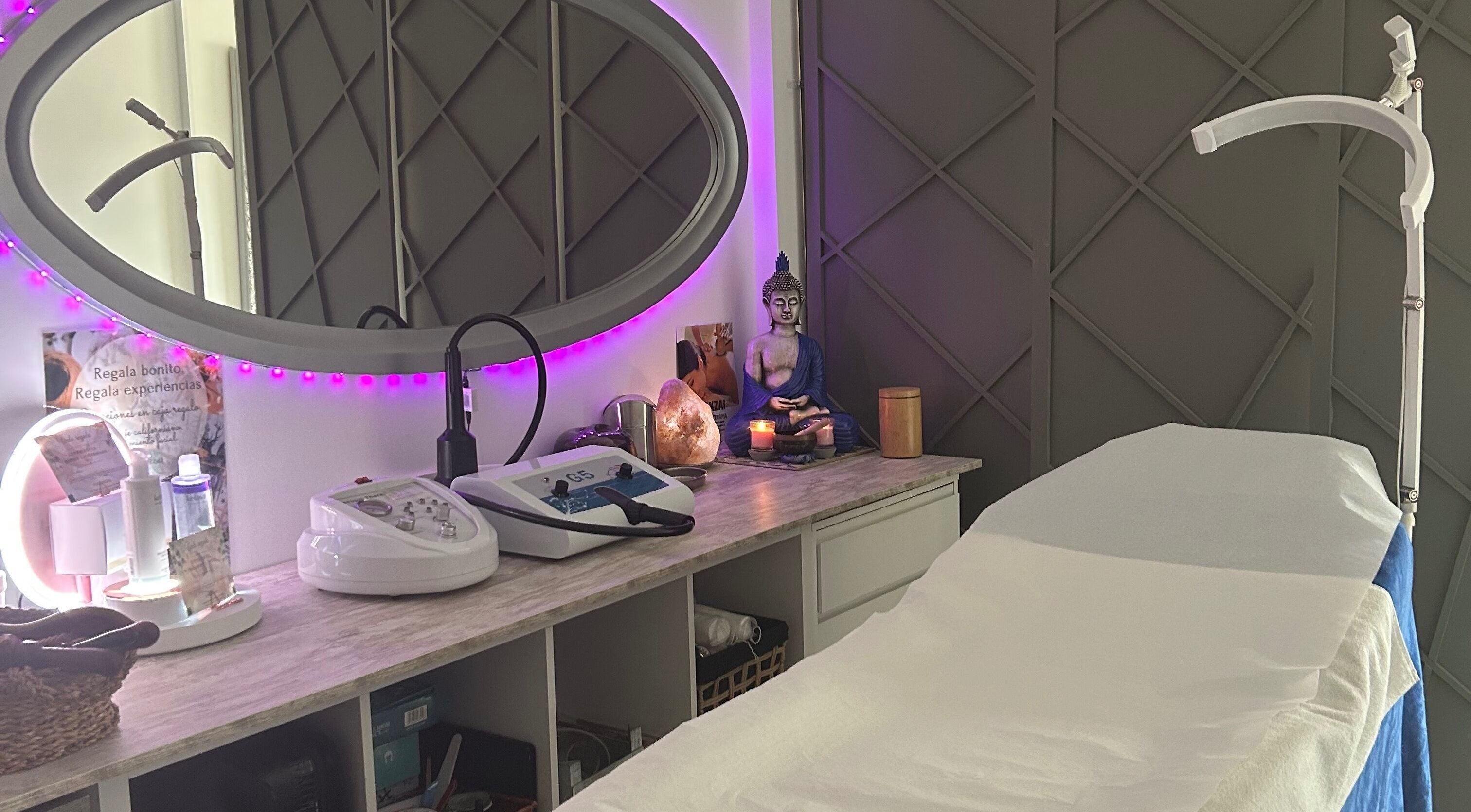 Sala de tratamiento en Comeditama, Fuente Alamo, Región De Murcia, ES, con iluminación relajante y decoración zen.