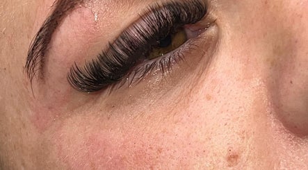 Luscious Lashes image 3