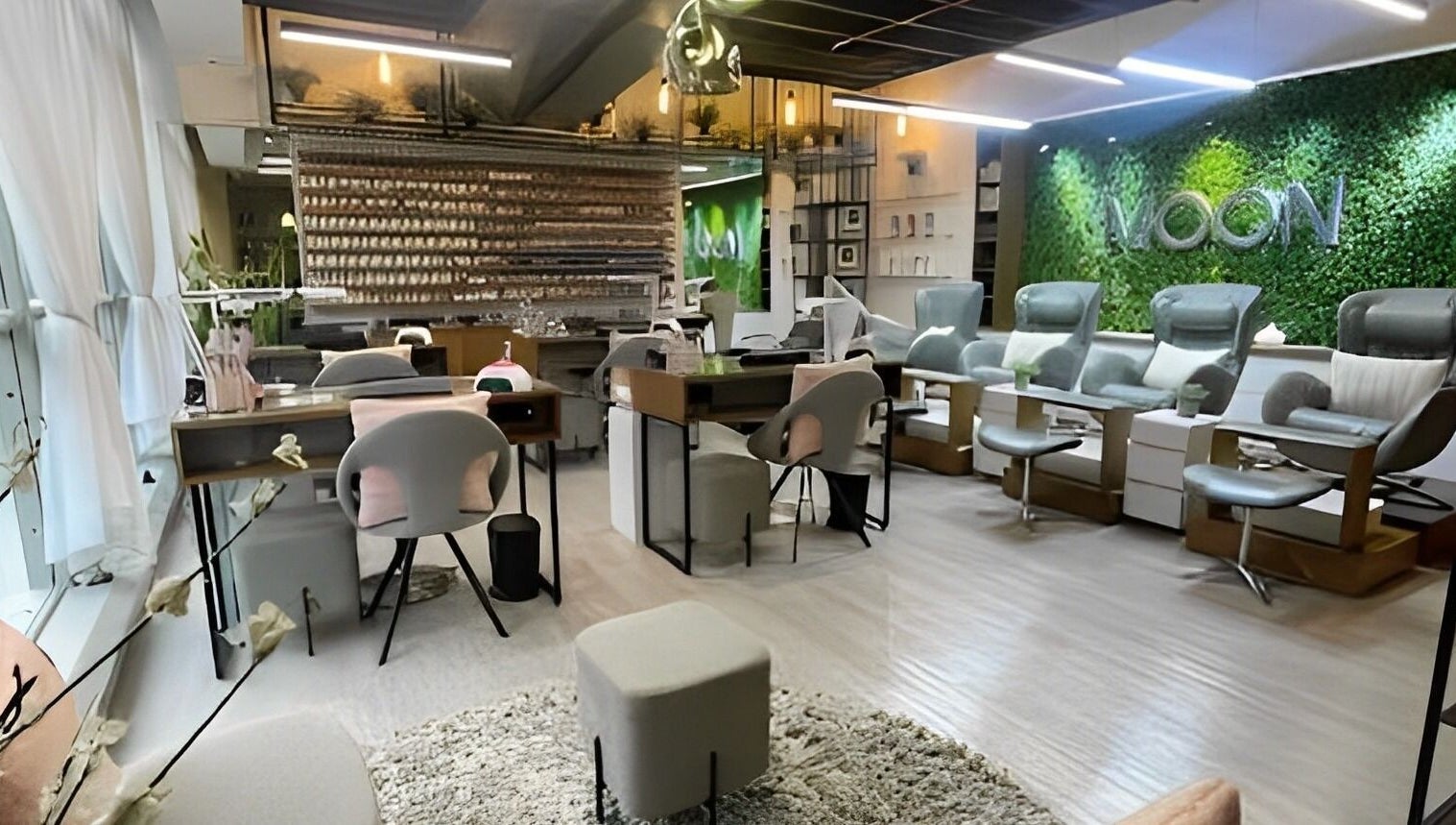 Interior moderno y elegante de Moon Spa en Caracas, Miranda, VE, con sillas y decoración de pared verde.