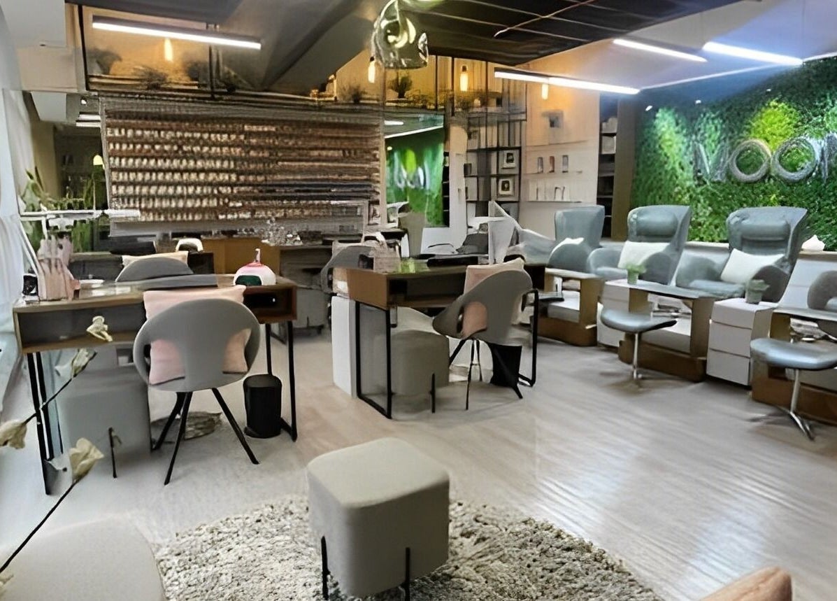 Interior moderno y elegante de Moon Spa en Caracas, Miranda, VE, con sillas y decoración de pared verde.