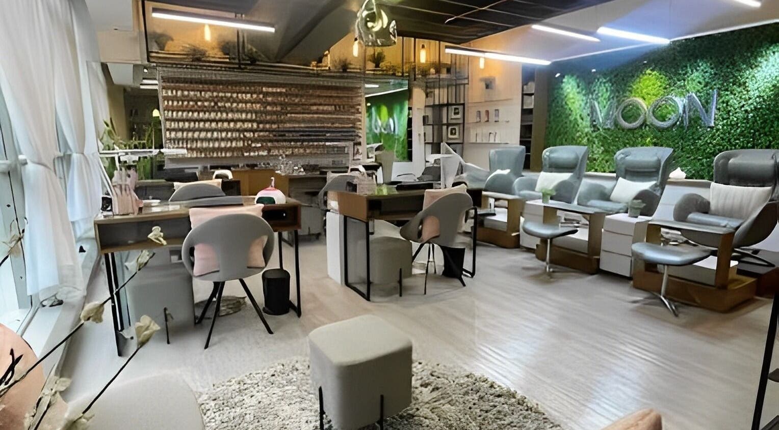 Interior moderno y elegante de Moon Spa en Caracas, Miranda, VE, con sillas y decoración de pared verde.