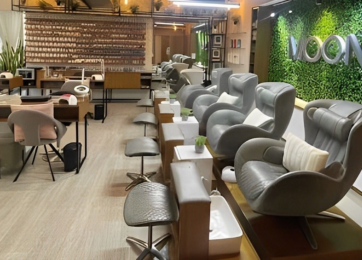 Interior de Moon Spa en Caracas, Miranda, VE, con cómodos sillones y elegante decoración.